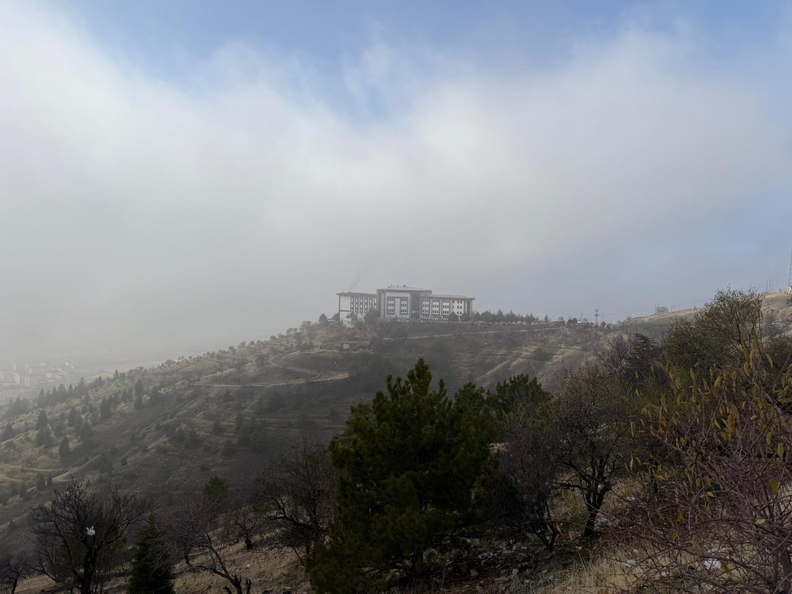 Elazığ’da Yoğun Sis Hayatı Felç Etti: Görüş Mesafesi 3 Metreye Düştü