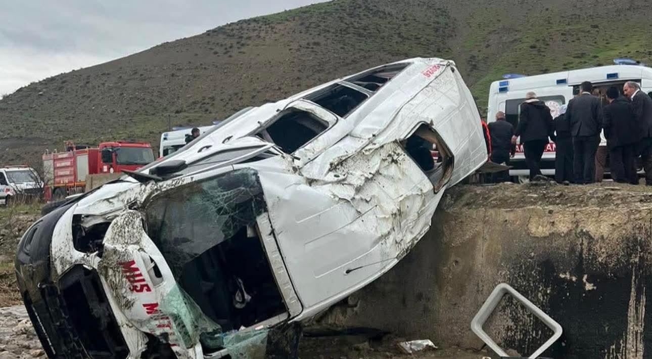 Muş’un Korkut ilçesinde yolcu minibüsü dereye devrildi.