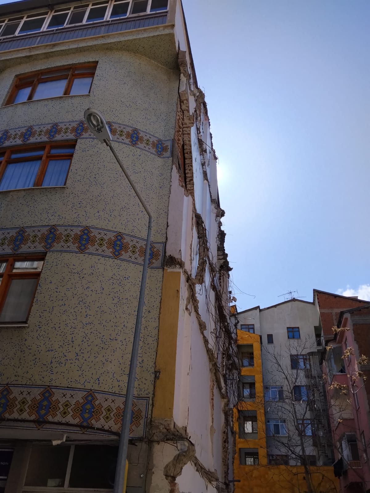 Yıkılan Binadan Geriye Tehlike Saçan Enkaz Kaldı