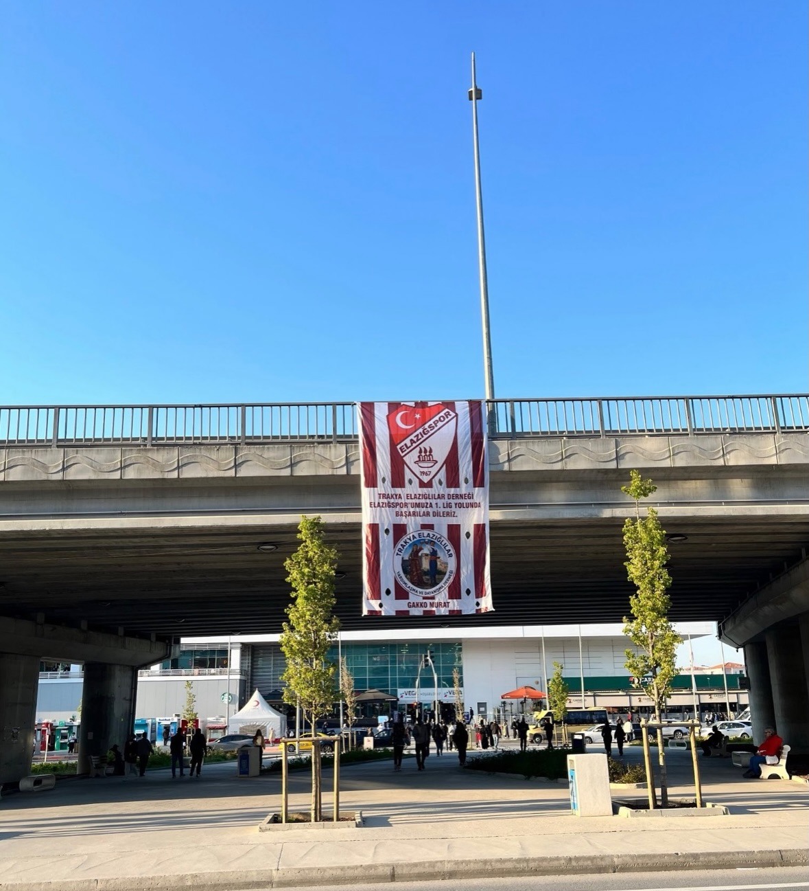 İstanbul Köprüsü’ne Dev Elazığspor Bayrağı